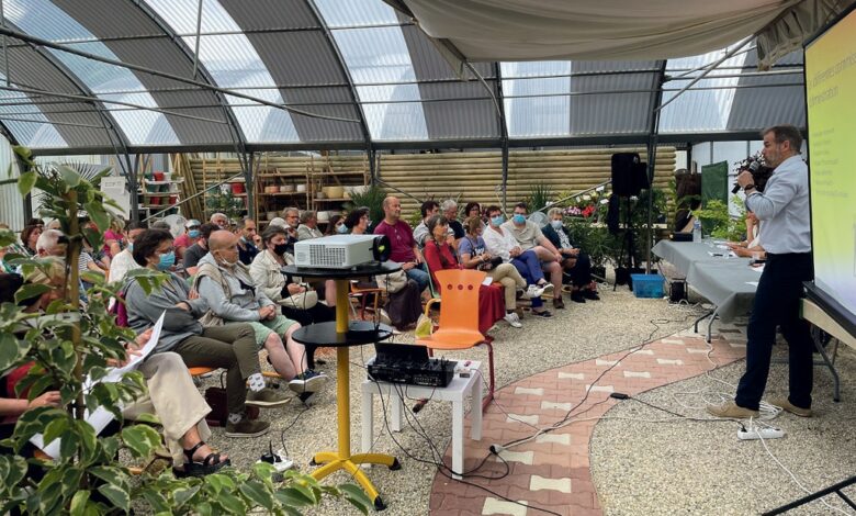 une ag sous les serres du marche vert et solidaire avant