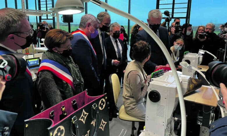 elus ministre et pdg sur le poste de travail dune collaboratrice de lentreprise louis vuitton lors de la visite de la 1 avant