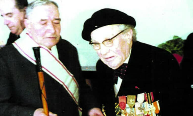 emile sauvaget remet la lh a son ami albert fisseau compagnon charpentier avant