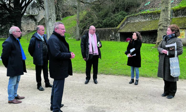 les acteurs elus et architecte sur le lieu de la renovation avant