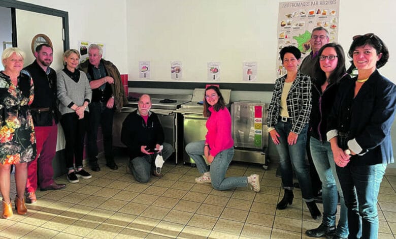 les acteurs elus et personnels du foyer devant la table de tri avant