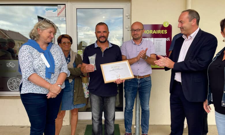 frederic galin recevant son trophee avant