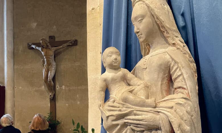 la vierge a lenfant et le christ en croix au 2e plan avant