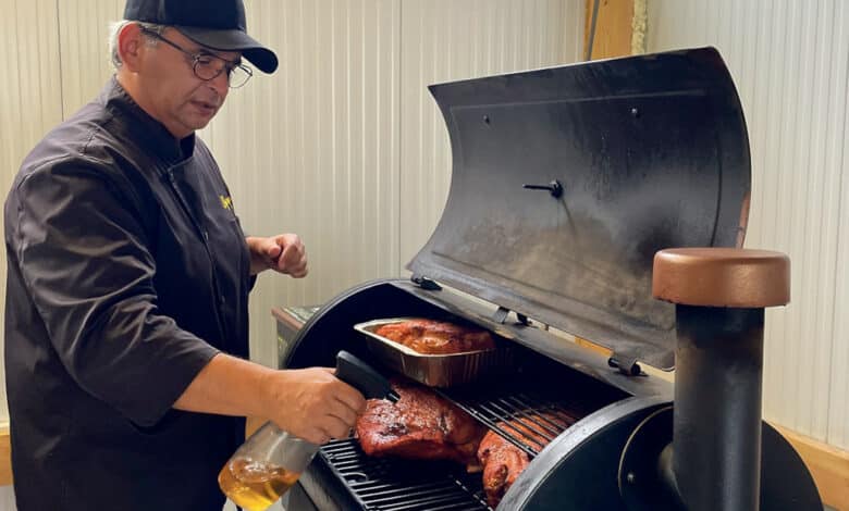 carlos inacio devant ses fumoirs pour une viandre tendre avant