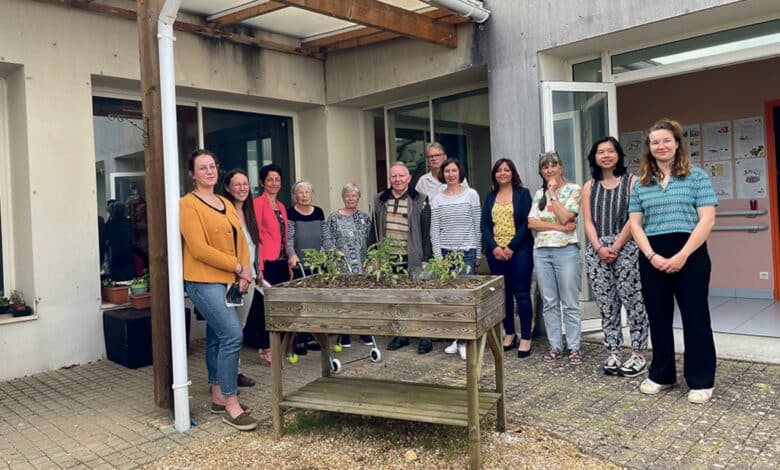 acteurs du pays vendomois salaries et residents devant lun des jardins partages de la maison de retraite 1