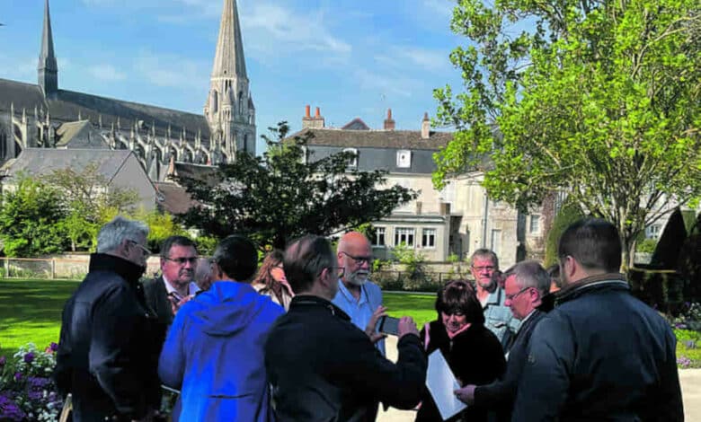 au centre christophe candat directeur du service des espaces verts de la ville de vendome en pleine explication avec le 1 avant
