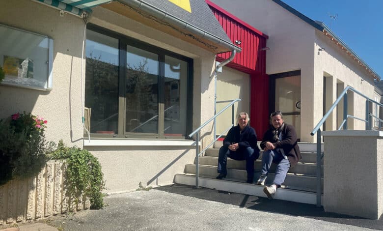 christine directrice generale et catherine directrice financiere devant la future boulangerie des cocottes avant