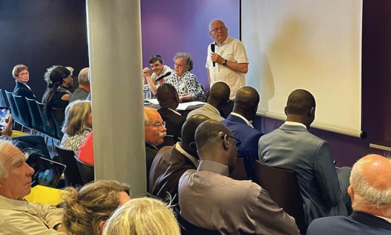 daniel milliere devant une assemblee nombreuse lors de ag de lassociation 1