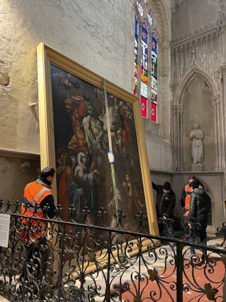 decrochage du grand tableau la descente de croix qui est parti en renovation en banlieu parisienne 1