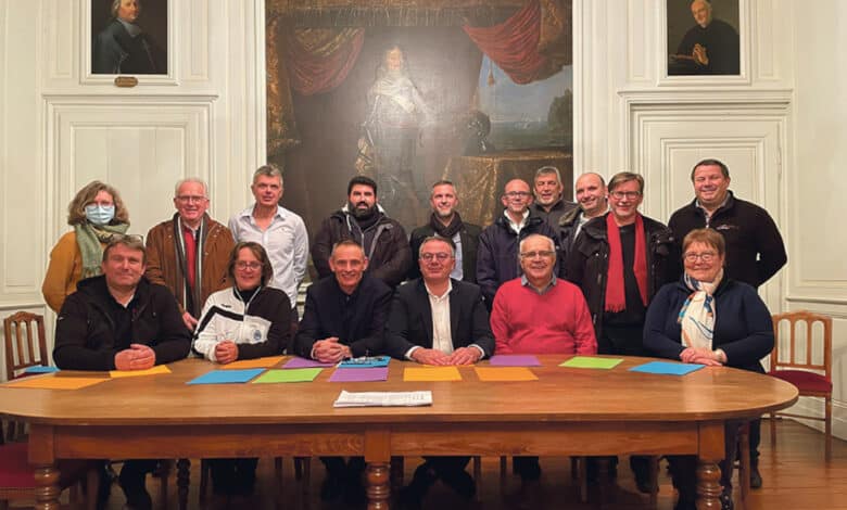 elus et acteurs sportifs lors de la signature des projets avant