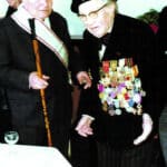 emile sauvaget remet la lh a son ami albert fisseau compagnon charpentier