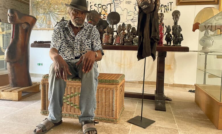 godefroy au milieu dune partie de sa collection 1