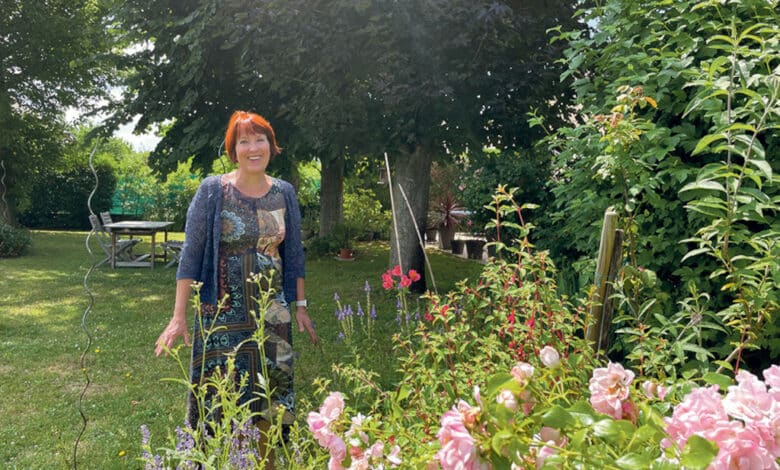 joelle dubois dans son jardin au milieu de ses plantes avant
