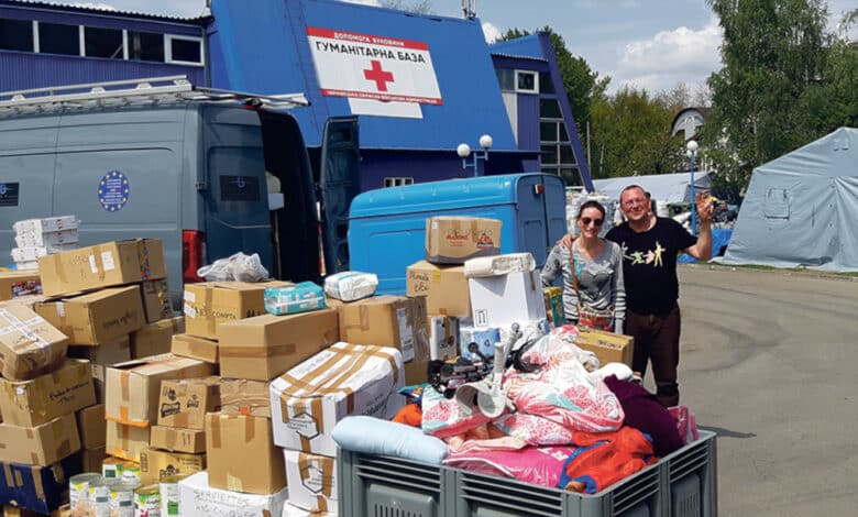 ken et severine sur place en ukraine avec tout le materiel lors de leur premier voyage avant