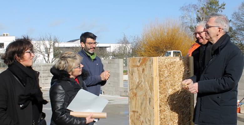les elus devant la premiere botte de paille