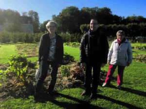 les membres des petits freres des pauvres et du resto du coeur dans le potager de la possoniere