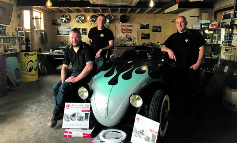 ludo daniel et flo de gauche a droite preparent le meeting vw de thoree. (c)jmv avant