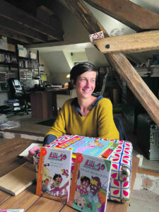 marine gerarld devant ses 3 livres en dedicace ce 5 mars