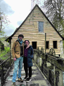 matt jacob et monica santos devant lancien moulin en renovation actuellement