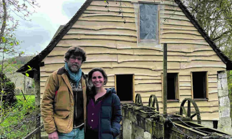 matt jacob et monica santos devant lancien moulin en renovation actuellement avant