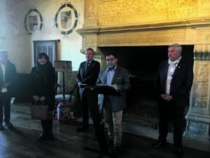 philippe mercier entoure de laurent brillard et pascal brindeau lors du discours dans le manoir