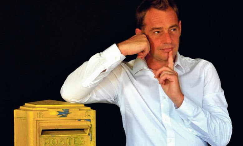 seul sur scene pour declamer des poemes pleins de sens avant