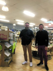 stephane dorizon et michel boulay dans le magasin les bio du coin a montrieux