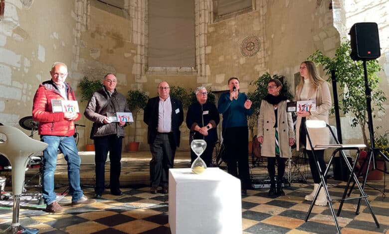 stephanie daniel au micro avec les trois gaggnants de la tombola dautomne avant