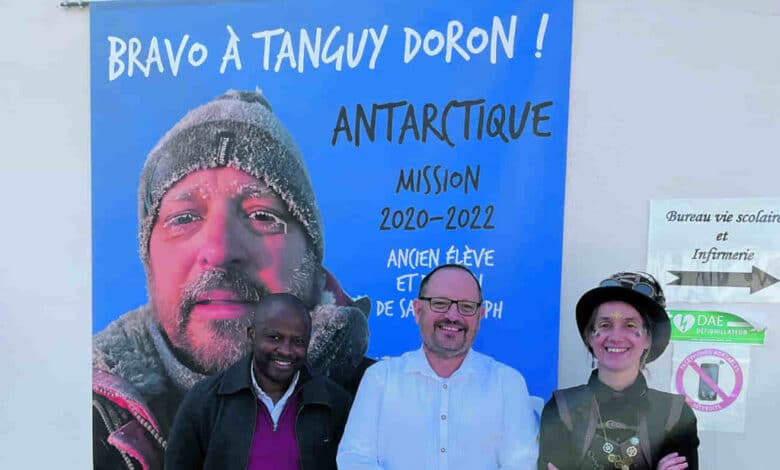tanguy doron entoure des professeurs de saint joseph avant