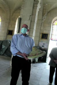 thierry benoit maire de thore avec lun des morceaux en platre tombes de la voute de leglise