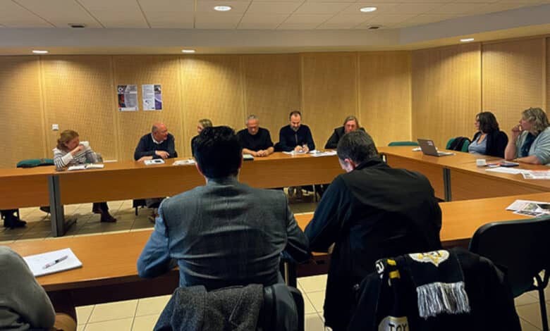 tous les acteurs autour de la table avant