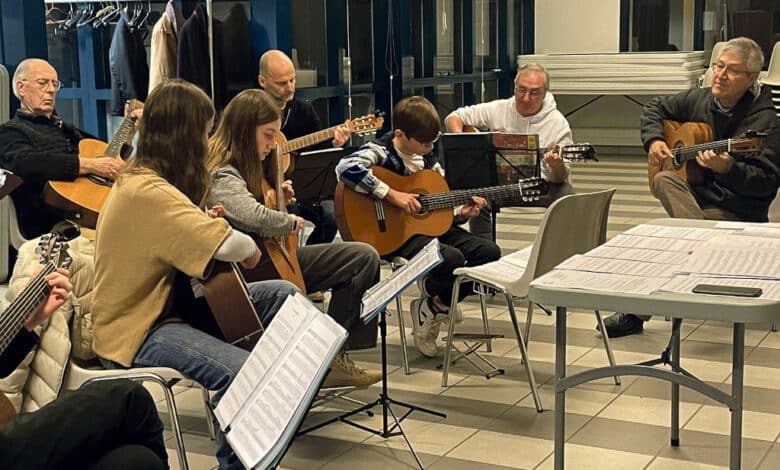 une partie de lensemble guitares au gre du loir en repetition avec cristobal pazmino 1